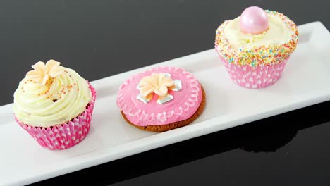 Primer-Plano,-De,-Delicioso,-Cupcake,-En,-Bandeja