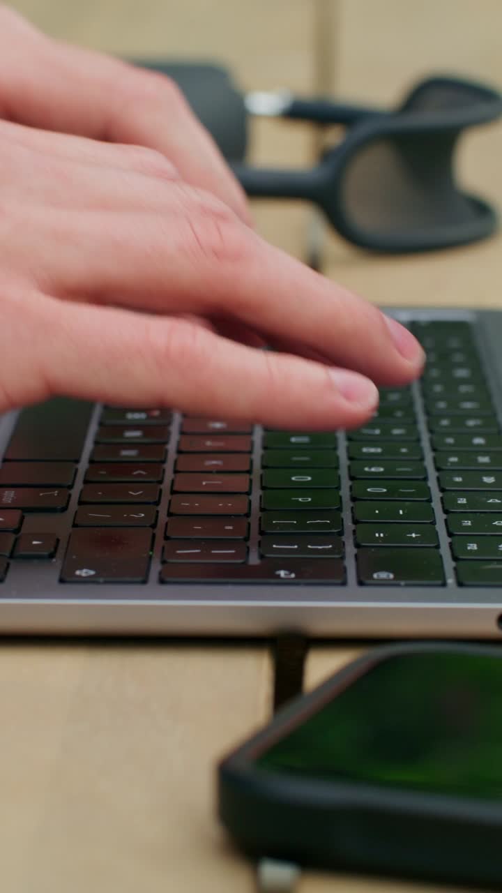 persona escribiendo en una computadora portátil