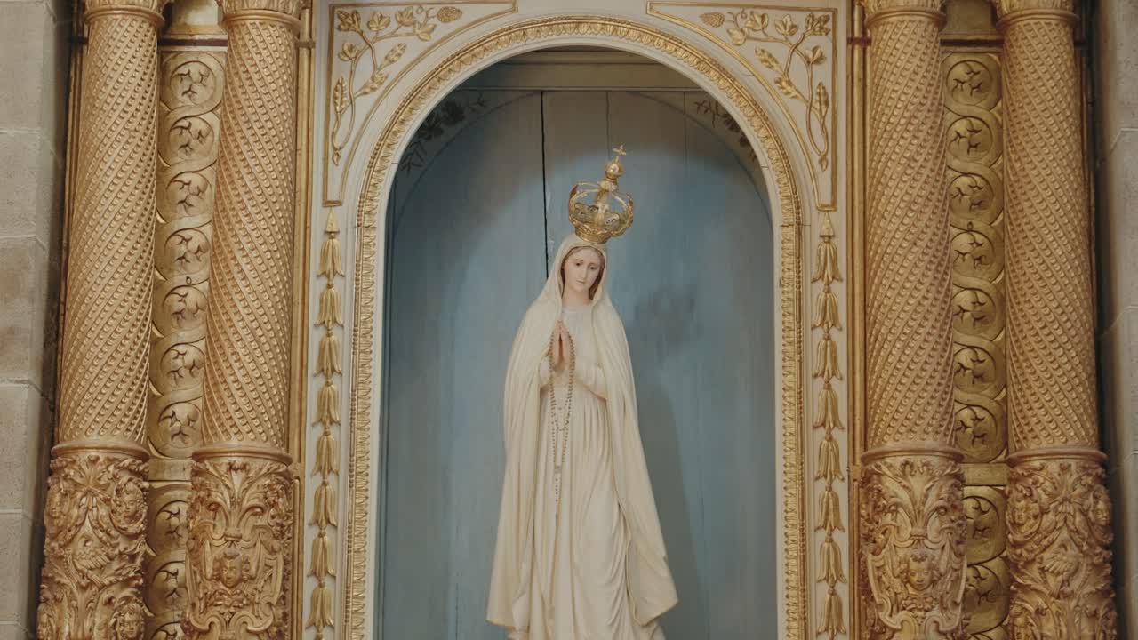 황금 교회 제단에 있는 파티마의 성모 마리아상