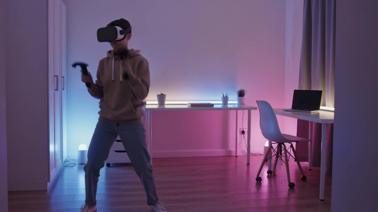 Uomo in movimento con felpa beige che testa la VR, spostandosi e oscillando a casa con visore e controller.