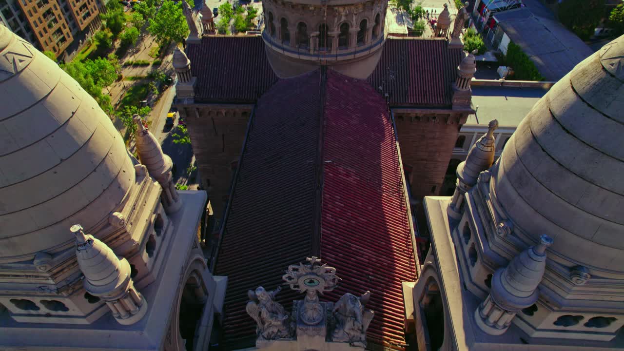 사크라멘티노스 교회 의 공중 전망 은 방 과 인상적 인  ⁇  된 종탑 위 에 기울어져 있다