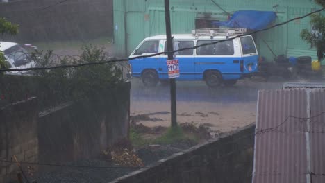 Es-Gibt-Einige-Arbeiten-Auf-Der-Straße,-Und-Wenn-Der-Regen-Kommt,-Nehmen-Die-Unannehmlichkeiten-Zu,-Die-Autos-Haben-Es-So-Schwer,-Vorbeizukommen