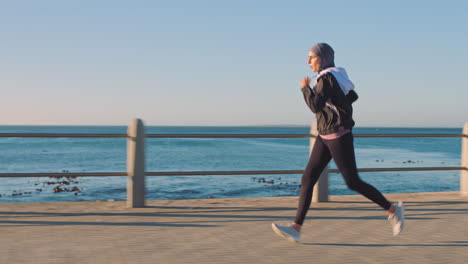 Musulmana,-Mujer-Y-Corriendo-En-La-Playa-Para-Hacer-Ejercicio