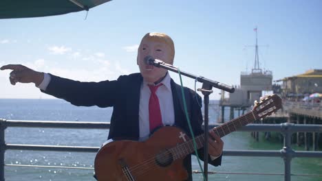 músico callejero con máscara de donald trump