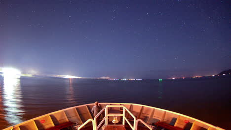 Timelapse-Pov-De-Un-Barco-Que-Viaja-Bajo-El-Puente-Astoria-Megler-En-El-Río-Columbia-Entre-Washington-Y-Oregón-Por-La-Noche