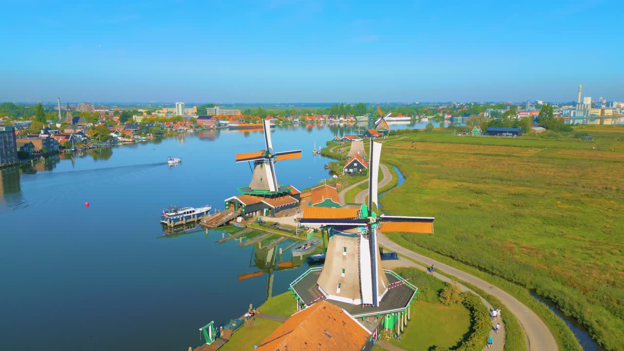 네덜란드 잔세  ⁇ 스 (zaanse schans) 의 움직이지 않는 풍차 의 항공 드론 영상 - 암스테르담 근처 에 있는 숨  ⁇  수 있는 항공 관광 명소