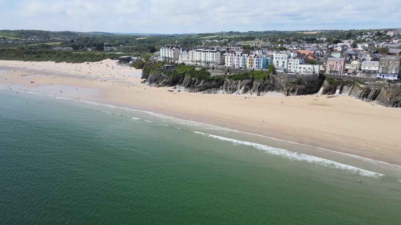 tenby south beach, pembrokeshire, gales, imágenes aéreas de 4k