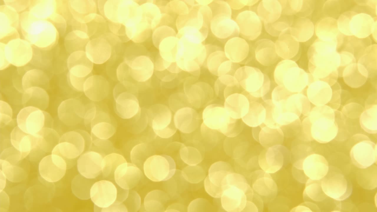 초점이 분해된 흐릿한 배경: 보케는 노란 황금색으로 빛납니다. 4k 휴가 또는 봄 배경: 부활절 배경.