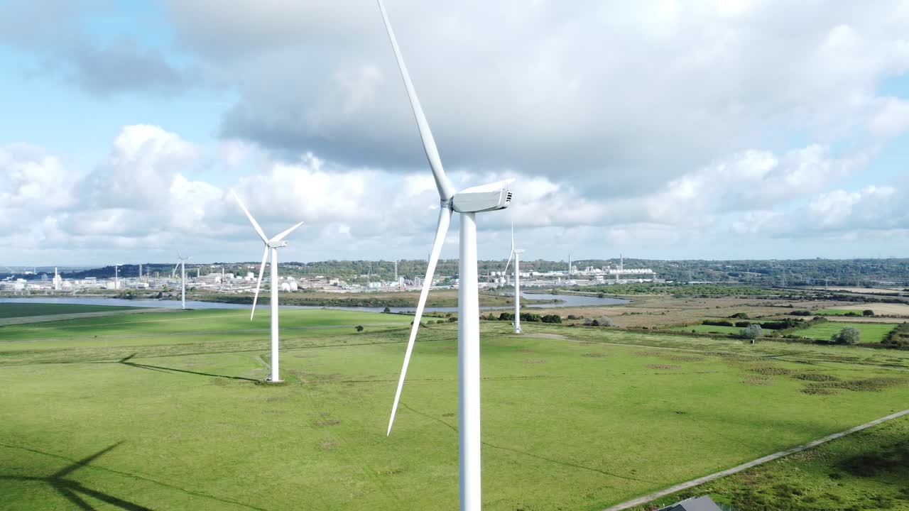 영국 시골에서 회전하는 재생 가능 에너지 풍력 발전소 풍력 터빈 주위를 비행하는 공중 전망