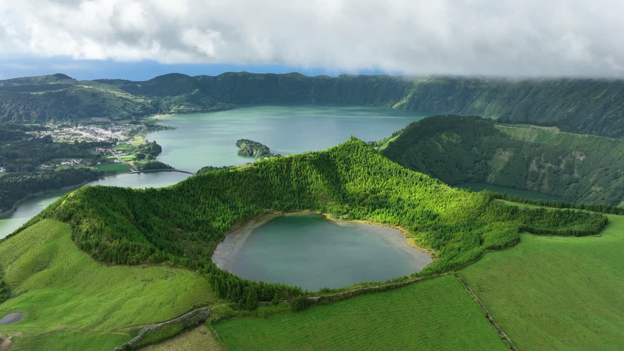 아조레스 제도 (azores) 의 세테 시데시타스 칼데라 (sete cidades caldera) 에 대한 파노라마 뷰를 가진 라사 라구너 (rasa lagoon) 에 대한 항공 사진