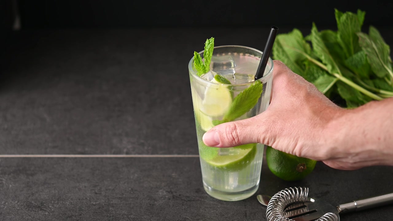 Klassinen Mojito-cocktail limellä ja mintulla