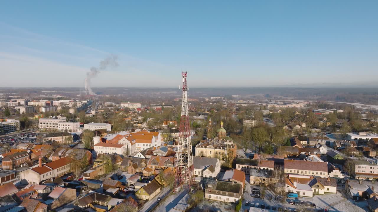 vista aérea del casco antiguo de kuldiga, casas con tejas rojas, día soleado de invierno, destino de viaje, torre de telecomunicaciones, tiro de órbita amplia de drones