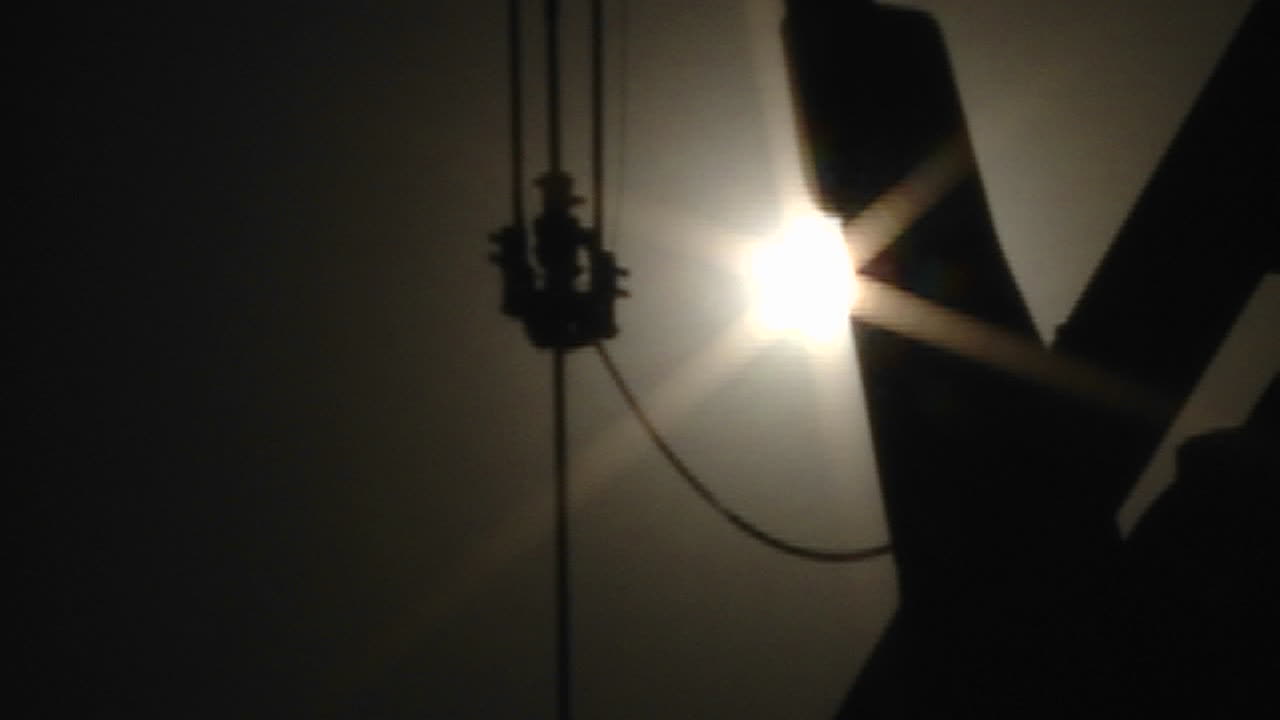 silueta de una bomba de aceite en funcionamiento