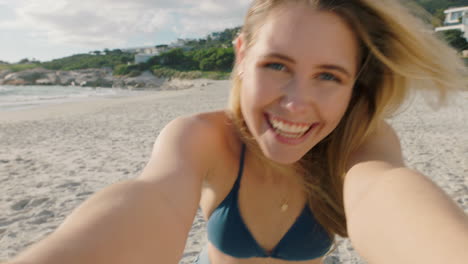 Hermosa-Mujer-Teniendo-Video-Chat-En-La-Playa-Chica-Compartiendo-Vacaciones-De-Verano-Usando-La-Cámara-Del-Teléfono-Inteligente-Mostrando-Aventuras-De-Viaje-Divirtiéndose-Experiencia-De-Vacaciones