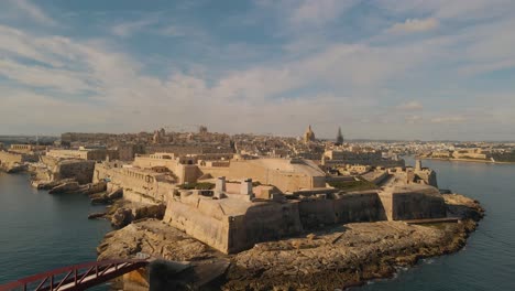 Impresionante-Vista-Aérea-De-La-Ciudad-De-Fort-St-Elmo-Y-Valetta-A-La-Luz-De-La-Mañana-De-Un-Hermoso-Día-De-Verano,-Malta