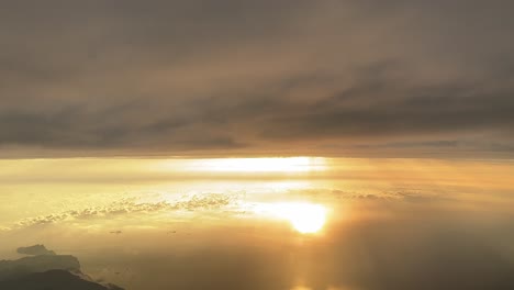 Fantastischer-Sonnenuntergang-Vom-Himmel-Beim-Flug-über-Die-Insel-Mallorca,-Spanien