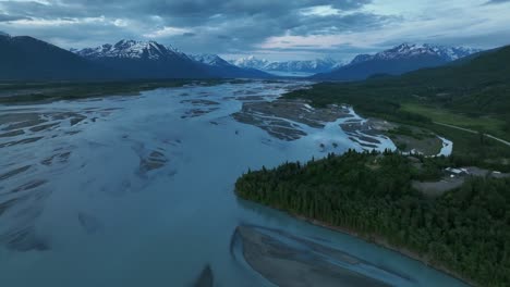 vasto paisaje aéreo de escorrentía glaciar en matanuska, alaska