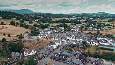 Imágenes-Cinematográficas-De-Drones-Aéreos-De-La-Aldea-De-Hawkshead-Y-La-Iglesia-De-San-Miguel-Y-Todos-Los-ángeles