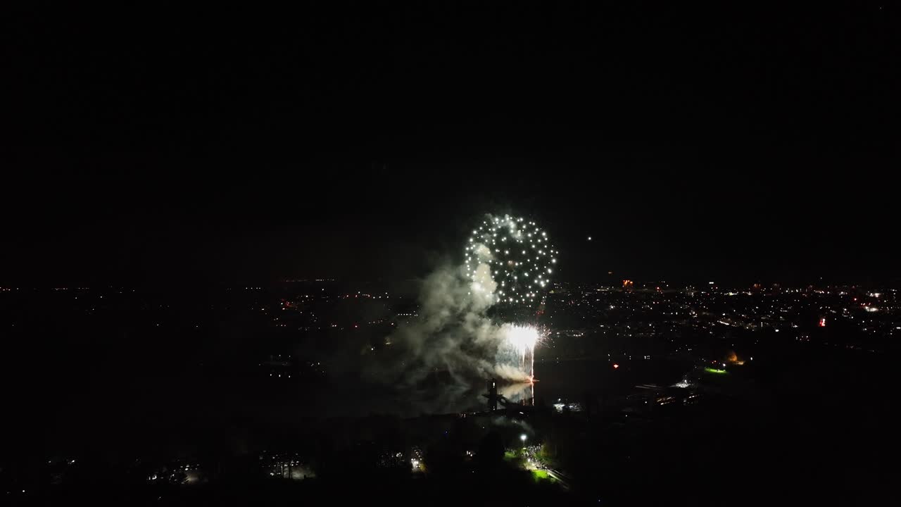 disparo aéreo de fuegos artificiales que se están disparando para celebrar un año nuevo