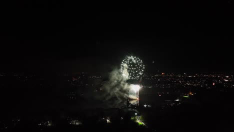 Toma-Aérea-De-Fuegos-Artificiales-Lanzados-Para-Celebrar-Un-Año-Nuevo.