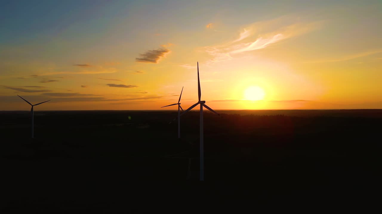 siluetas de molinos de viento gran disco de sol naranja luz de lente de verano