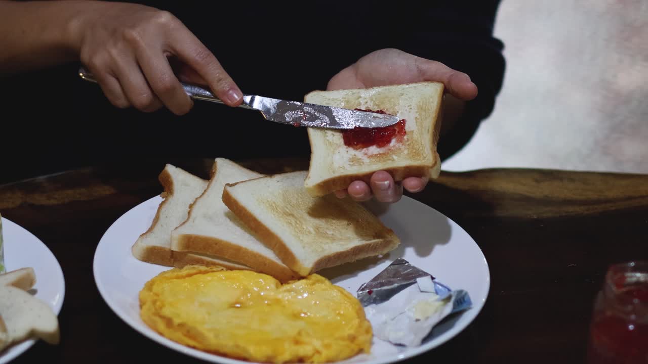 esparciendo mermelada en las tostadas con mantequilla a lo largo del tiempo