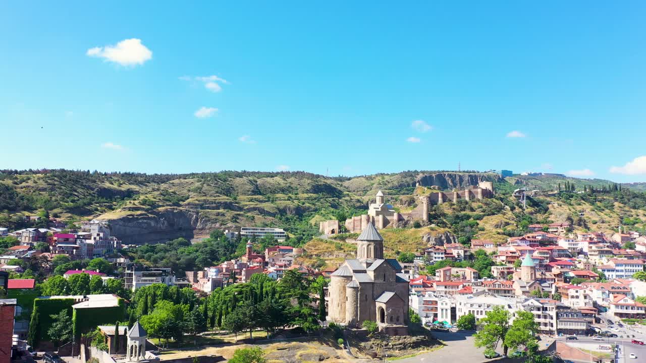 metekhi 교회는 mtkvari 강, 트빌리시 조지아, 공중의 왼쪽 은행에 있습니다