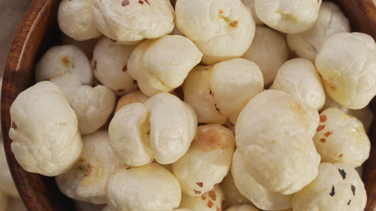Cận cảnh Makhana trên bát gỗ chuyển động zoom cận