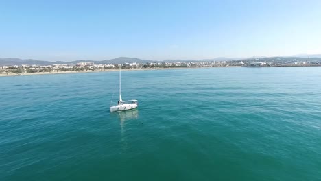 Segelboot-Mit-Einem-Mediterranen-Dorf