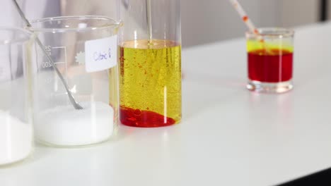 interacción de líquidos coloridos en un experimento científico