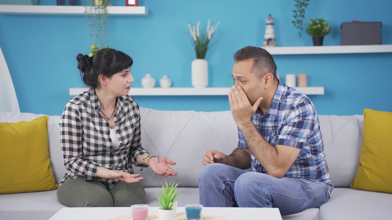 그 여자는 남편에게 책임을 묻고 있습니다.