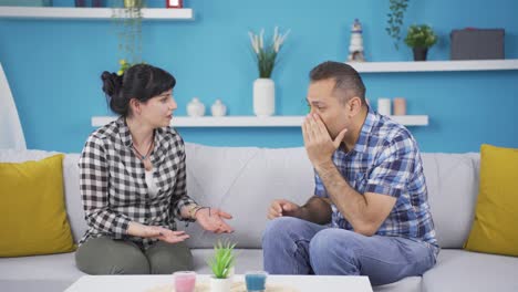 la mujer le está pidiendo cuentas a su marido.