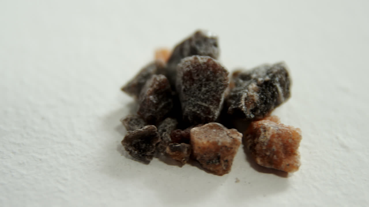 색 배경에 다양한 소금 4k