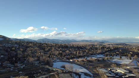 Ein-Schwenk-über-Lakewood,-Colorado,-Der-Die-Goldenen-Und-Felsigen-Berge-Einfängt