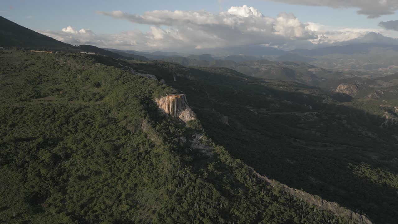 puesta de sol hora dorada aérea de la formación de roca de calcita gigante en las montañas