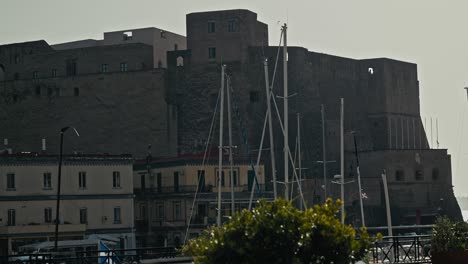 el histórico castillo dell'ovo con vistas a la marina de nápoles