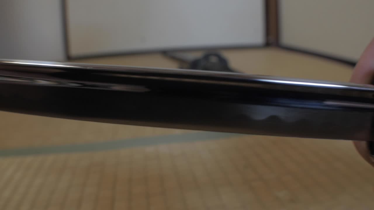 Samurajské meče tasené na tatami