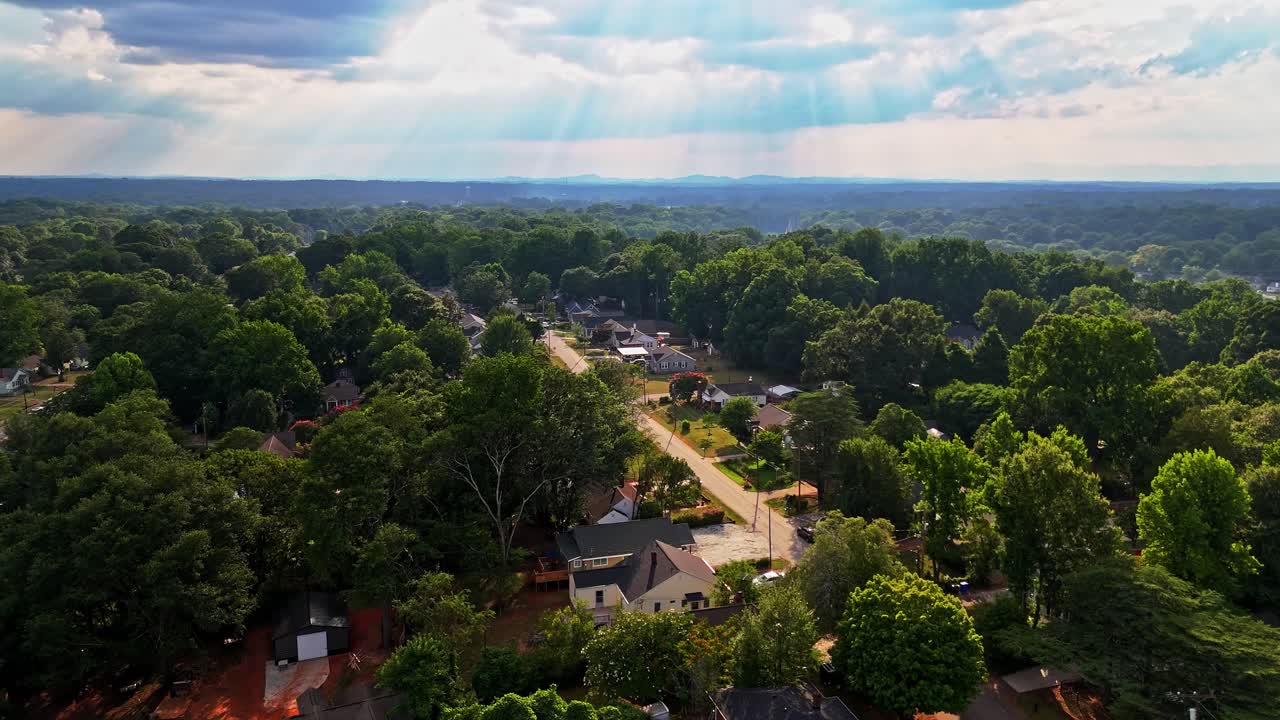 사우스 캐롤라이나 주 그린빌 카운티를 비행하는 드론은 나무, 산, 폭풍우 구름의 풍경을 보여줍니다.