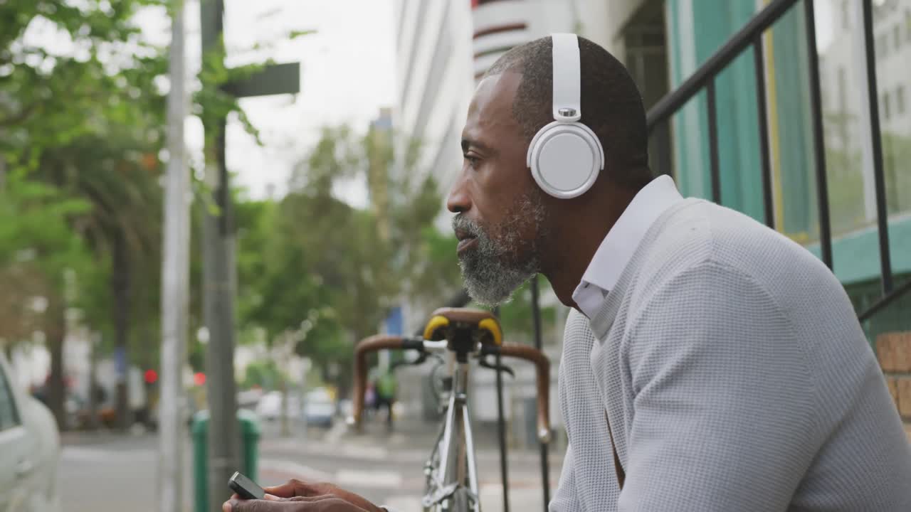hombre afroamericano escuchando música en la calle