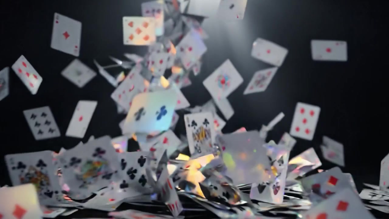 Una Sequenza Drammatica di Carte da Gioco che Cadono dall'Alto, Catturate con Dettagli Mozzafiato su uno Sfondo Scuro con Effetti di Luce Soffusa che Valorizzano la Scena