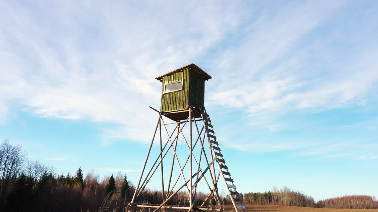 푸른 하늘을 배경으로 사냥 타워의 낮은 각도 리 밖의 전망