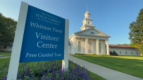 Schild-Und-Kapelle-Und-Besucherzentrum-An-Historischer-Stätte-Auf-Der-Peter-Whitmer-Farm-In-New-York-Im-Seneca-County-In-Der-Nähe-Von-Waterloo-Mormon-Oder-Der-Kirche-Jesu-Christi-Der-Heiligen-Der-Letzten-Tage