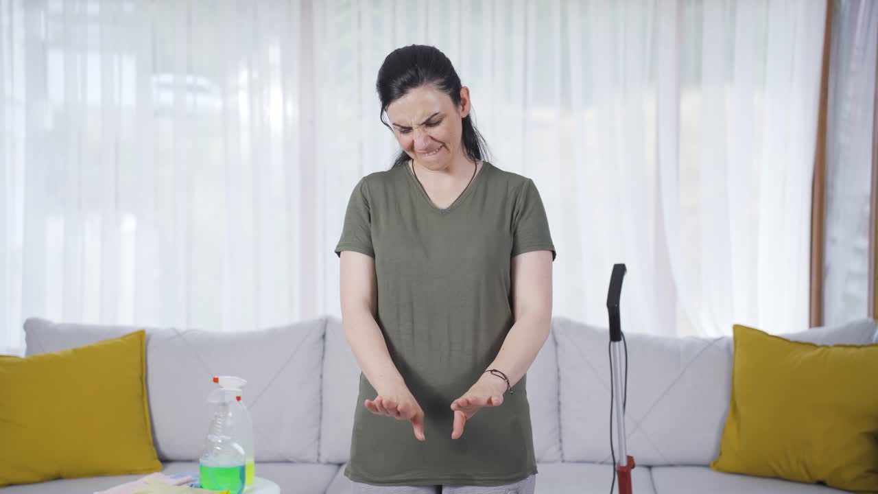 손이 짜증나는 여자.