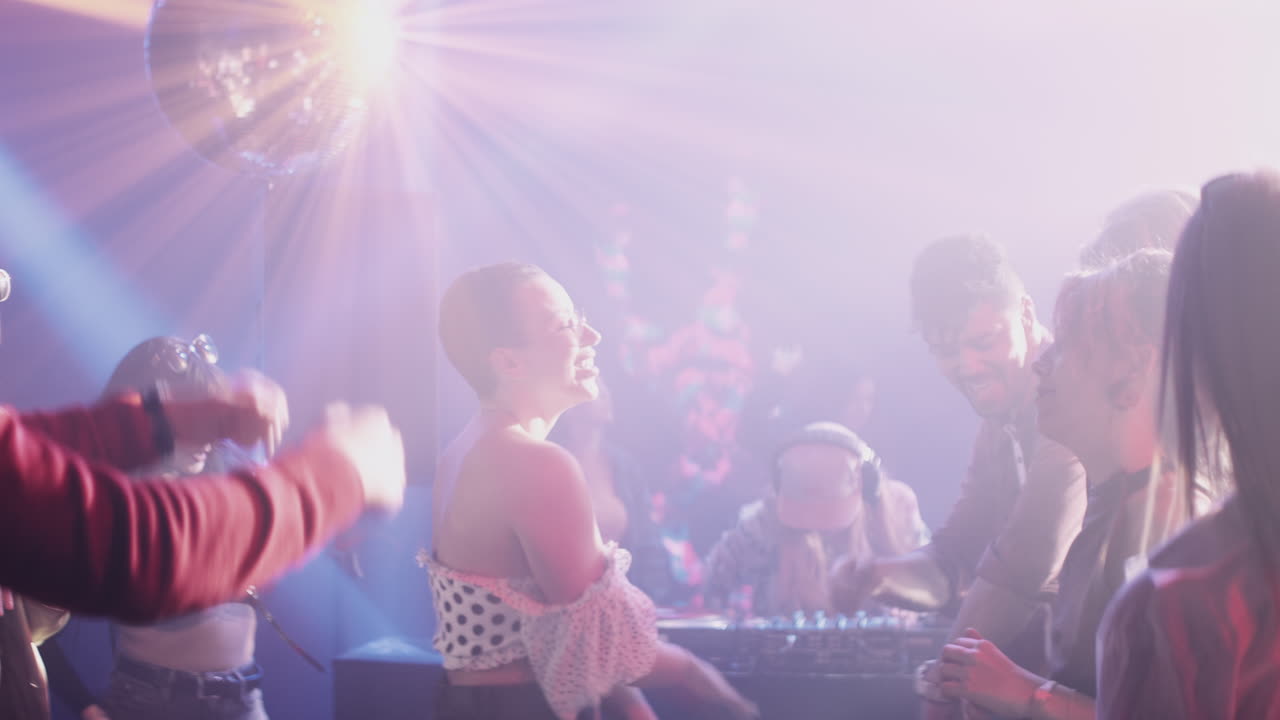 la escena de la fiesta en el club nocturno