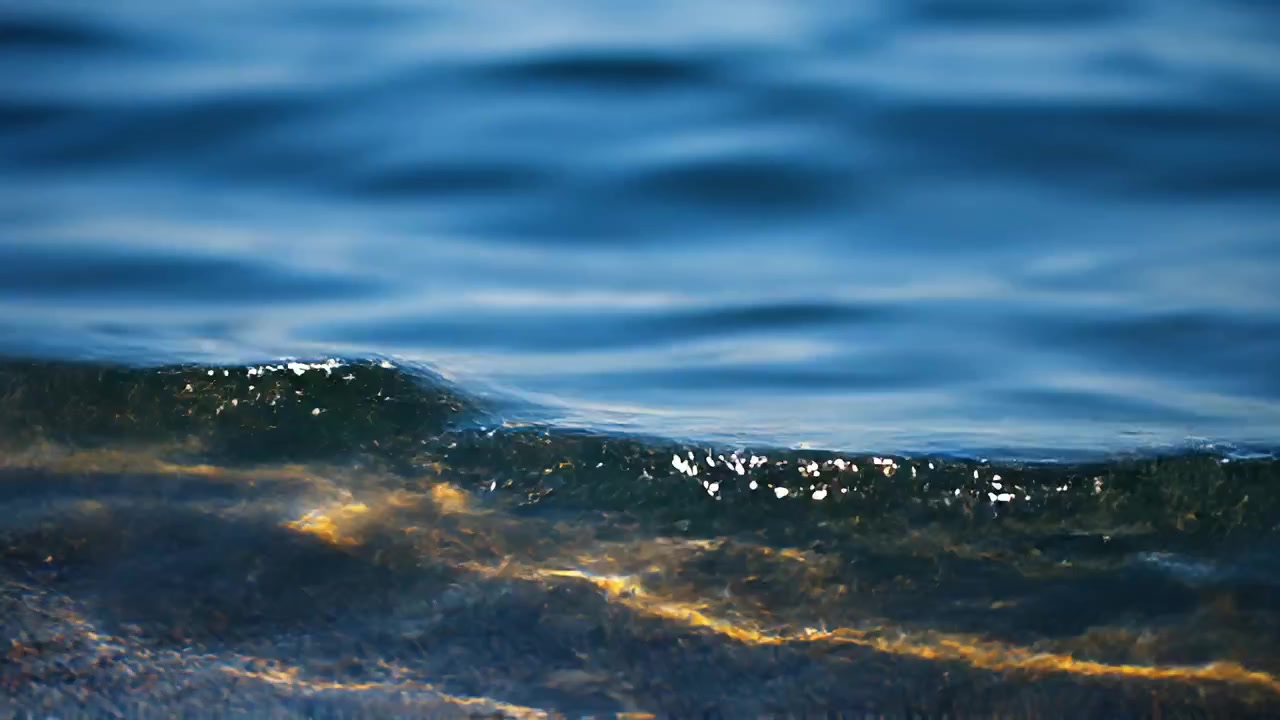 Increspature serene di acqua oceanica blu con riflessi bokeh scintillanti