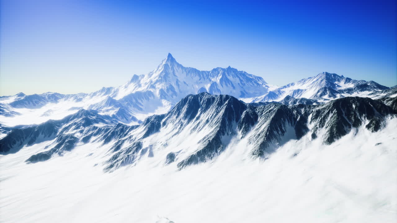 멀리 떨어진 곳 의 은 파란 하늘  에 눈 으로 인 산맥