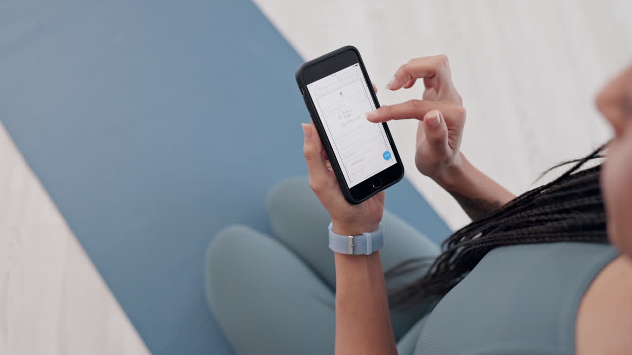 manos, pantalla de teléfono y planificación de vacaciones para la mujer