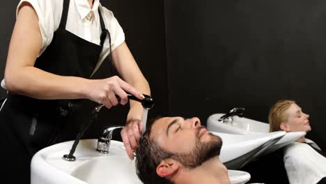 los clientes se lavan el cabello