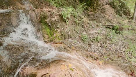 Cascada-En-La-Naturaleza-De-La-Montaña-A-Cámara-Lenta-Con-Arroyo-Y-Fresco-En-Tailandia