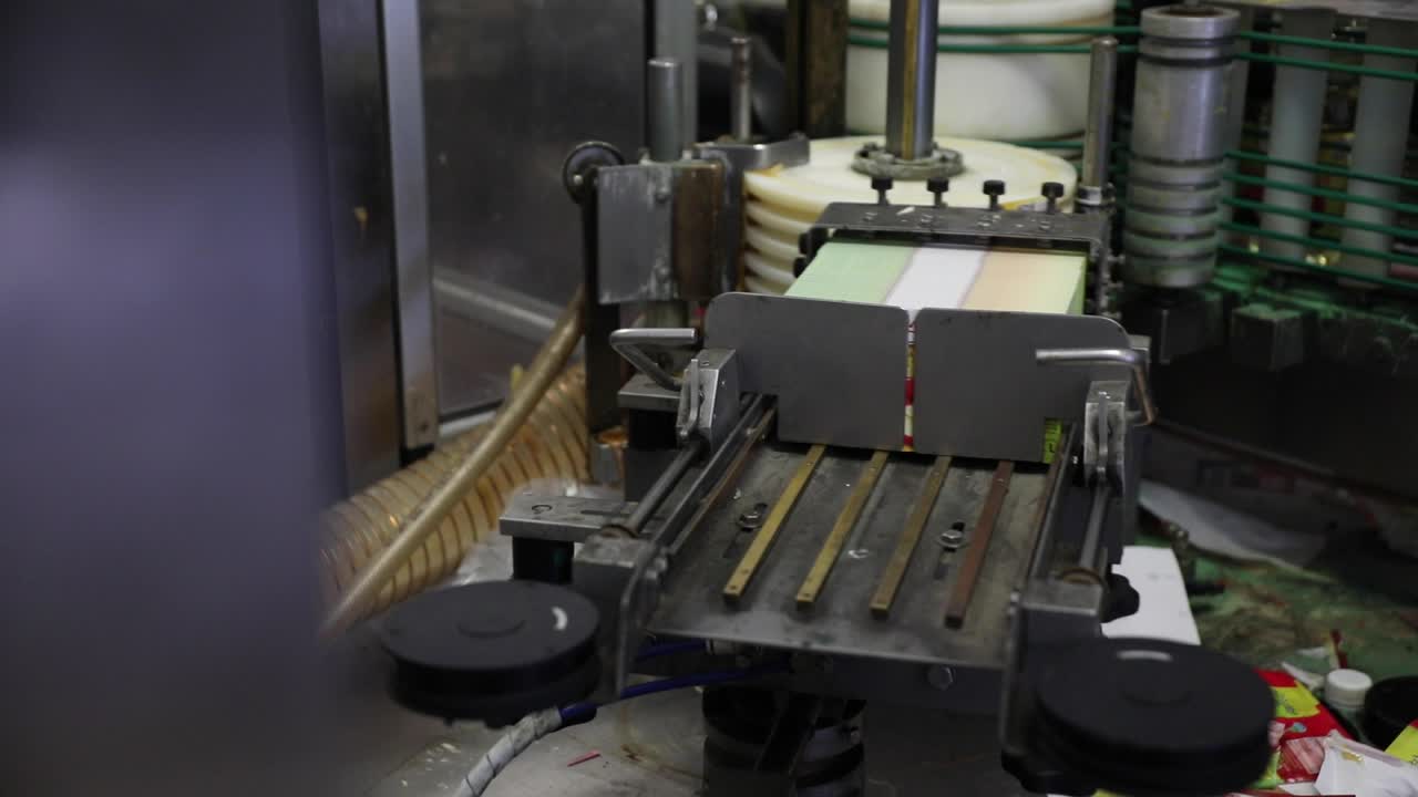 etiquetado automático de máquinas en una fábrica de vinagre